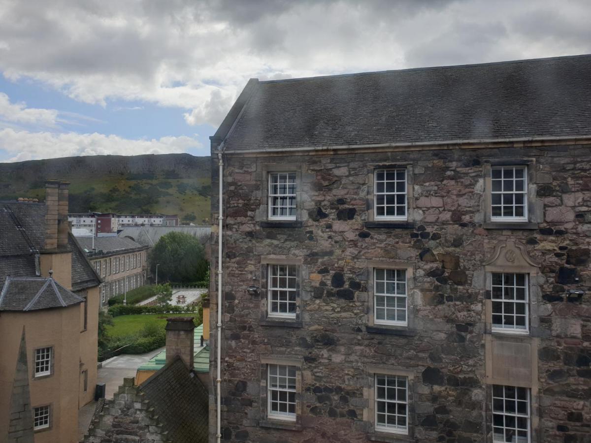 Apartamento Canongate - Spacious And Historic 2 Bed Flat On Royal Mile Edimburgo Exterior foto